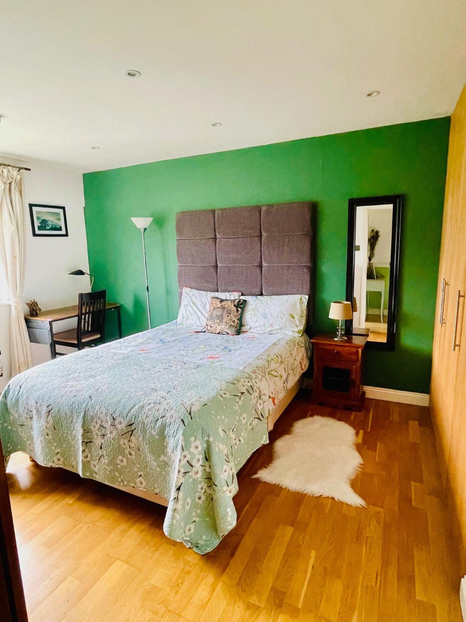 Modern And Chic With Beautiful Landscape Views * Londres